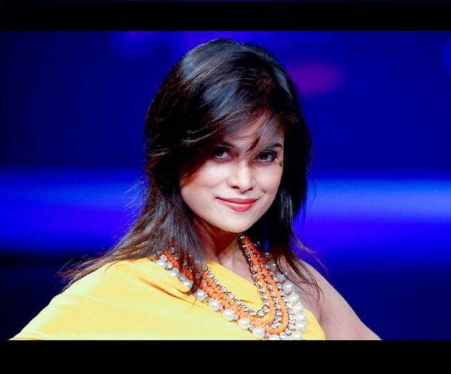 આર્યાનો ફ્લેટ અંદરથી બંધ હતો પોલીસ દરવાજો તોડી અંદર ગઈ હતી. પોલીસ અધિકારીઓએ આર્યાની બોડીને પથારી પર પડેલી જોઈ હતી. નાકમાંથી લોહી નિકળ્યું હતું અને મોઢામાંથી ઉલ્ટી થઈ હતી. લાશને પોસ્ટમોર્ટમ માટે મોકલી દેવામાં આવી છે. ફાઇલ તસવીર