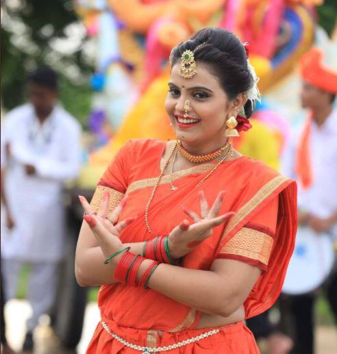આ પહેલાં અન્ય લોકગાયિકા કિંજલ દવેએ પણ સોશિયલ ડિસ્ટન્સિંગના ધડાગરા ઉડાડ્યા હતા. કિંજલ બાદ હવે ગાયક કલાકાર કાજલ મહેરિયાએ ખુલ્લેઆમ મહેસાણામાં લગ્નપ્રસંગમાં વરઘોડો કાઢીને કોરોનાની ગાઈડલાઈનનો ભંગ કર્યો છે. કોરોના ગાઈડલાઈન મુજબ 100 લોકો સાથે જ લગ્નપ્રસંગની મંજૂરી છે ત્યારે આ વરઘોડામં  200થી વધારે લોકો લગ્નમાં નાચતા નજરે પડ્યા હતા.  