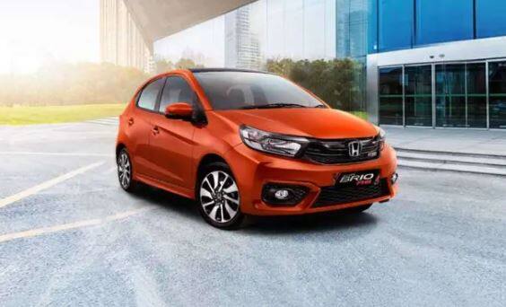 Honda Brio 2020: હોન્ડાની આગામી વર્ષે સસ્તા બજેટની કારના સેગમેંટમાં ઉતરવાની તૈયારી છે. આ કાર  આગામી વર્ષે જૂનમાં લોન્ચ થઈ શકે છે. તેની એક્સ શો રૂમ કિંમત 5 લાખ રૂપિયા હોઇ શકે છે. કંપની આ કારનું વર્ઝન ઇન્ડોનેશિયામાં લોન્ચ કરી ચુકી છે. 1.2L i-VTEC પેટ્રોલ એન્જિનથી લેસ આ કારમાં અનેક એડવાંસ સુવિધા છે. કીલેસ એન્ટ્રી, ઓટોમેટિક ક્લાઇમેટ કંટ્રોલ, ડુઅલ એર બેગ અને એલઇડી હેડલેમ્પ તથા ટેલી લાઇટ્સ આ કારના લેટેસ્ટ ફીચર છે.