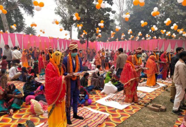 . આ લગ્નોત્સવમાં 63 કપલે સાત ફેરા ફર્યા હતા. જેમાંથી એક મુસ્લિમ દંપત્તિ પણ હતું. આ અવસર પર બીડીઓ ડો. સીએસ કુશવાહા સત્યપાલ સિંહ સહિત જિલ્લા સમાજ કલ્યાણ વિભાગના અધિકારીઓ ઉપસ્થિત હતા.