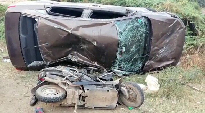 Triple accident in Sanand, Father-sun and youth died in accident  અમદાવાદઃ ડિવાઇડર કૂદીને આવેલી કારે એક્ટિવા-બાઇકને મારી ટક્કર, પિતા-પુત્ર સહિત 3નાં મોતથી અરેરાટી