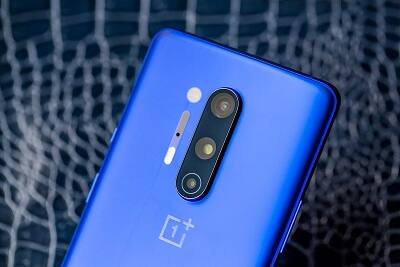 OnePlus 8 Pro- વનપ્લસનો આ ફોન પણ 5G કેટેગરીનો છે. આ ફોન 6.78 ઇંચની fluid ડિસ્પ્લે છે. આ ફોનમાં ક્વાલકૉમ સ્નેપડ્રેગન 865 પ્રૉસેસર છે. આ ફોનની કિંમત 59,999 રૂપિયા છે.  (પ્રતિકાત્મક તસવીર)