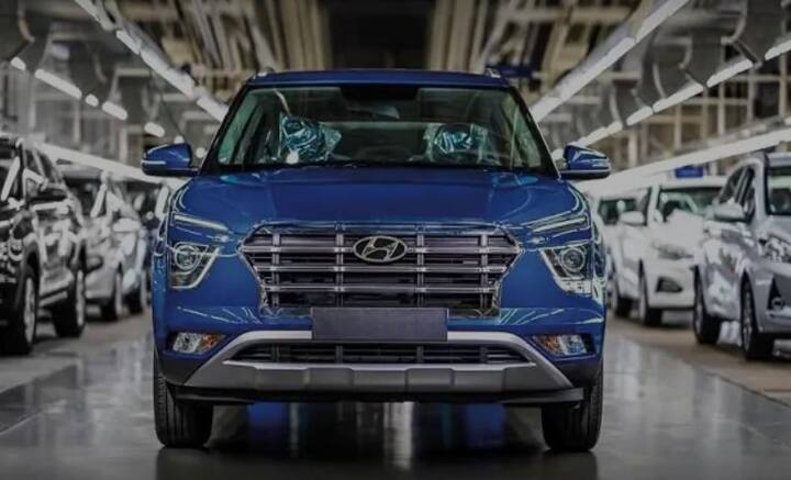 Hyundai Alcazar: સાઉથ કોરિયન  કંપની હ્યુન્ડાઈની સૌથી વધુ ડિમાંડ ક્રેટાના નવા મોડલ લાવવાની તૈયારીમાં છે. ન્યૂ જનરેશન ક્રેટ 7 સીટર હશે. આ કારને ટેસ્ટિંગ દરમિયાન ઘણી વખત જોવા મળી છે. નવી ક્રેટાનું નામ Hyundai Alcazar હોઈ શકે છે. જોકે કંપનીએ નામને લઇ હજુ સુધી કોઈ જાહેરાત કરી નથી. નવી 7 સીટર Hyundai Alcazar 5 સીટર ક્રેટાથી લાંબી હશે. નવી કાર ખાસ અપગ્રેડ ફીચર્સ સાથે મળશે. નવી કારમાં તમને 184bhpનું 1.4L ટર્બો પેટ્રોલ અને  113bhpનું 1.5l ટર્બો ડીઝલ એન્જિન મળી શકે છે.