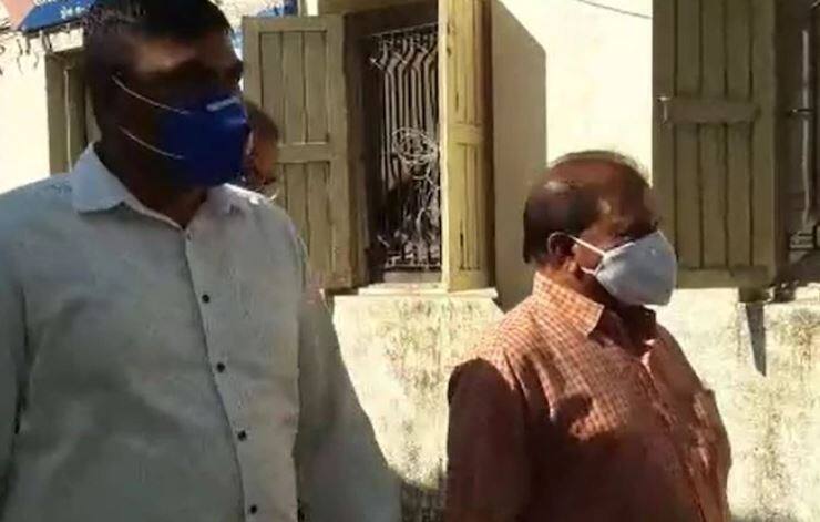 પૌત્રીની સગાઈમાં ભીડ ભેગી કરનારા પૂર્વમંત્રી કાંતિ ગામિતના જામીન મંજૂર Former minister Kanti Gamit granted bail પૌત્રીની સગાઈમાં ભીડ ભેગી કરનારા પૂર્વમંત્રી કાંતિ ગામિતના જામીન મંજૂર