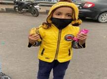 Farmers Protest: આંદોલન કરી રહેલા ભૂખ્યા ખેડૂતોને રોજ બિસ્કિટ અને ફળ વહેંચે છે આ 4 વર્ષનો ટેણિયો, લોકો કરી રહ્યા છે સલામ