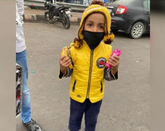 4 વર્ષના આ બળકનું નામ રેહાન છે. તેના પિતા મેહતાબ આલમે ન્યૂઝ એજન્સી એએનઆઈને કહ્યું, હું બિહારના ખેડૂત પરિવારમાંથી આવું છું. ઘણા ખેડૂતો ખાવા-પીવાની અનેક પ્રકારની મુશ્કેલીનો સામનો કરી રહ્યા છે, જેથી અમે અહીં આવીને તેમની મદદ કરીએ છીએ. મારો દિકરો મને અહીં કંપની આપવા આવ્યો હતો. જે દરમિયાન તેણે કેળા અને બિસ્કિટ ખેડૂતોને વહેંચ્યા હતા.