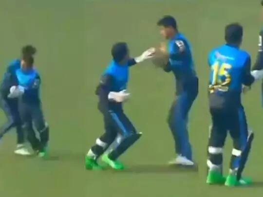 જોકે મેચ દરમિયાને મુશફિકુર રહીમ પોતાની ટીમના સાથે ખેલાડી નાસુમ અહેમદ સાથે ઝઘડી પડ્યો હતો. આ ઘટના બીજી ઇનિંગની 17મી ઓવરમાં ઘટી હતી.  (તસવીરઃ ટ્વીટર પરથી)