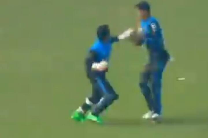 જોકે, જમણેરી આ બેટ્સમેને બૉલને ફાઇન લેગની ઉપર રમવાનો પ્રયાસ કર્યો, અને બૉલ હવામાં ઉછળ્યો હતો. આ સમયે વિકેટકીપર મુશફિકુર રહીમ કેચ કરવા માટે દોડ્યો, ત્યારે ફાઇન લેગ પર ઉભા રહેલા નાસુમે પણ દોડ લગાવી, રહીમે કેચ પકડી લીધો. આ દરમિયાન બન્ને ખેલાડીઓ એકબીજાને જોરદાર ટકરાયા હતા.  (તસવીરઃ ટ્વીટર પરથી)