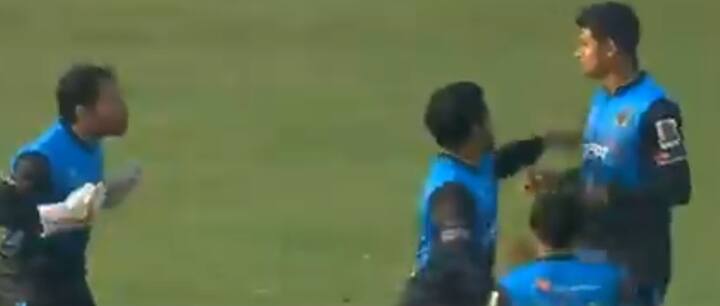 આ ટક્કરના કારણે મુશફિકુર રહીમ ગુસ્સે ભરાયો અને નાસુમ સાથે ઝઘડ્યો હતો, ગુસ્સામાં તેને નાસુમને લાફો મારવાની કોશિશ પણ કરી હતી. જોકે બાદમાં ટીમના ખેલાડીઓએ નાસુમનો જુસ્સો વધાર્યો હતો. આનો વીડિયો હાલ સોશ્યલ મીડિયામાં ખુબ વાયર થઇ રહ્યો છે.  (તસવીરઃ ટ્વીટર પરથી)