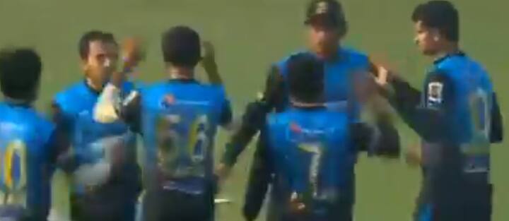 મુંબઇઃ ક્રિકેટના મેદાન પર અવારનવાર વિચિત્ર ઘટનાઓ બનતી રહે છે. હવે આ લિસ્ટમાં બાંગ્લાદેશી ક્રિકેટરની ચોંકનારી હકરત પણ જોડાઇ ગઇ છે. બાંગ્લાદેશી ક્રિકેટરનો એક વીડિયો વાયરલ થઇ રહ્યો છે જેમાં મુશફિકુર રહીમે સાથે ખેલાડી સાથે મારા મારી કરી રહ્યો છે.  (તસવીરઃ ટ્વીટર પરથી)