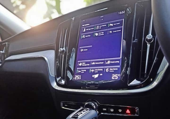 પરફોર્મન્સની વાત કરીએ તો વૉલ્વો એસ60માં તમને ડ્રાઇવ કરવામાં એકદમ કન્ફર્ટ લાગશે. આમાં એક એન્જિન યૂનિટ આપવામાં આવ્યુ છે, જે 2.0 લીટર, ફૉર સિલિન્ડર પેટ્રૉલ છે, આ એન્જિન 190 એચપી અને 30 એનએમનો ટોર્ક આપે છે. આમાં આઠ સ્પીડ ઓટોમેટિક ટ્રાન્સમિશન મળે છે. આ માઇલ્ડ હાઇબ્રિડ ટેકનોલૉજીની સાથે આવે છે.