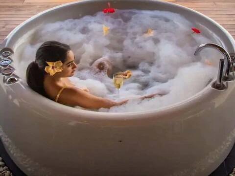 આજકાલ ત્રિધા ચૌધરી પોતાના ગ્લેમર ફોટોઝને લઇને ખુબ ચર્ચામાં છે, સોશ્યલ મીડિયામાં તેની તસવીરો વાયરલ થઇ છે, જેમાં તે દરિયા કિનારે દેખાઇ રહી છે.  (તસવીરઃ ઇન્સ્ટાગ્રામ પરથી)