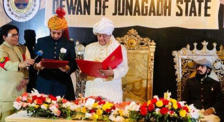 . સરદાર વલ્લભભાઈ પટેલે લોકઆંદોલન શરૂ કરાવતાં મહાબતખાન તેમના કુટુંબ સાથે કેશોદ એરપોર્ટ પરથી પાકિસ્તાન ભાગી ગયા હતા અને 17 નવેમ્બર 1959ના રોજ હડકવાના કારણે તેમનું મૃત્યુ થયું. હાલ તેમના વંશજ કરાંચીમાં રહે છે.