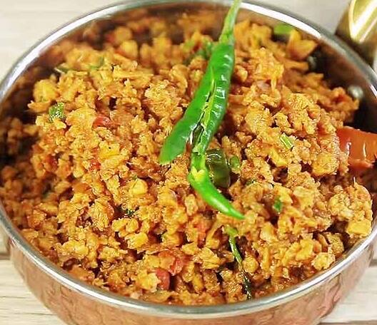 મસાલેદાર ફૂડ- કોરોના દર્દીઓને શરદી, તાવ અને ફ્લૂના ઇન્ફેક્શનના કારણે મસાલેદાર ફૂડ છોડવુ જરૂરી છે. આનાથી ગળામાં જલન પેદા થાય છે. ગળામા સોજો, છાતીમાં દુઃખાવો અને સાઇનસને મસાલેદાર ફૂડ વધારે ઝડપથી અસર કરે છે. (પ્રતિકાત્મક તસવીર)