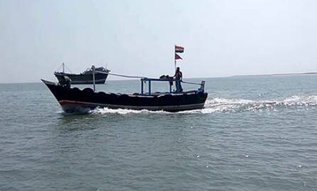 Okha port Coastguard rescues 7 fishermen ઓખા બંદર નજીક માછીમારી બોટની જળસમાધી, કોસ્ટગાર્ડે 7 માછીમારોને બચાવ્યા