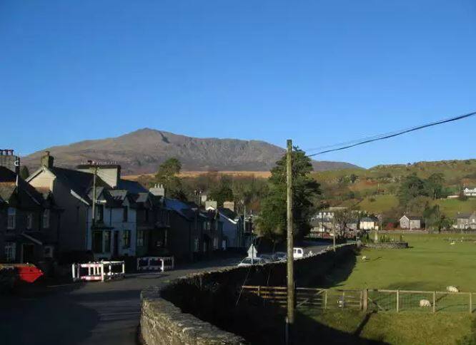 વેલ્સઃ વેલ્સમાં ક્રિસમસના દિવસથી લોકડાઉન લાગશે. લોકોને ફેસ્ટિવલના બહાને ભેગા ન થવાની સલાહ સરકારે આપી છે. તમામ દુકાનો બંધ રહેશે. વેલ્સમાં 1,03,00 કોવિડ-19 કેસ છે. (તસવીરોનો ઉપયોગ પ્રસ્તુતિકરણ માટે કરાયો છે)