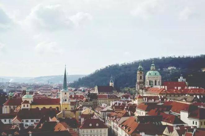 ચેક રિપ્બલિકઃ આ દેશમાં આંશિક લોકડાઉન નાંખવામાં આવ્યું છે. રેસ્ટોરન્ટ્ અને હોટલને ફરીથી બંધ કરવા આદેશ અપાયો છે. દેશમાં રાત્રે 11 થી સવારે 5 વાગ્યા સુધી કર્ફ્યુ રહેશે. આ ઉપરાંત છ થી વધુ લોકોને ભેગા નહીં થવાનો આદેશ કરાયો છે.