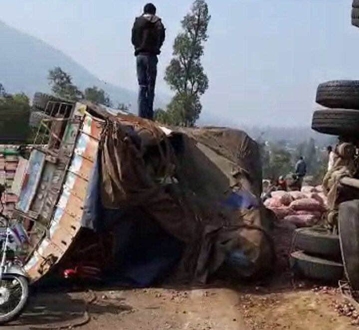 Triple accident on Saputara highway, people robbery of onions  ડાંગઃ બે ટ્રક ટકરાતા થયો અકસ્માત, લોકો શાની બોરીઓ ઉઠાવી ઉઠાવીને ભાગ્યા? જાણો વિગત