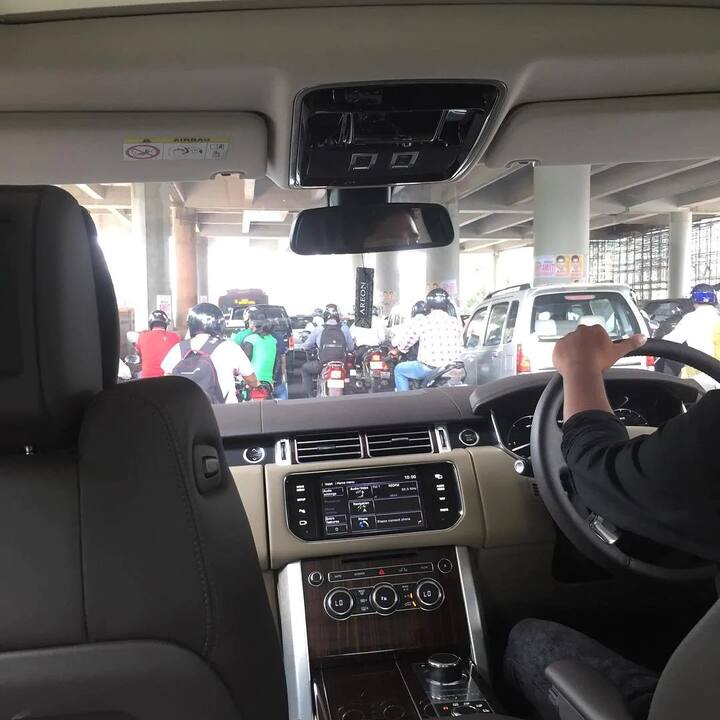 Land Roverની Range Rover Vogue કાર પણ વિરાટ પાસે છે, વ્હાઇટ કલરની આ કારની તસવીરો ખુબ વાયરલ છે.