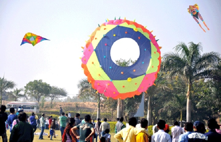 Rajkot police commissioner declare notification for Uttarayan celebration on 14th January 2021 ગુજરાતના કયા જાણીતા શહેરમાં ઉત્તરાયણમાં ધાબા પર ભેગા થઈને પતંગ ચગાવવા પર લગાવી દેવાયો પ્રતિબંધ? જાણો વિગત