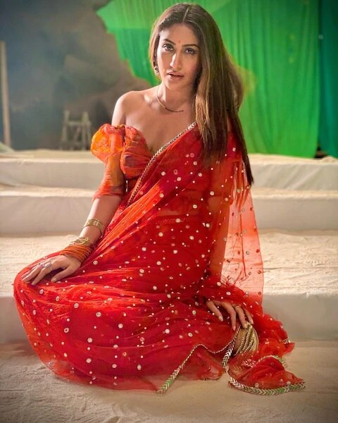 તેમની આ તસ્વીરો નાગિન-5 ના સેટ પર શૂટિંગ દરમિયાન લેવામાં આવી છે.