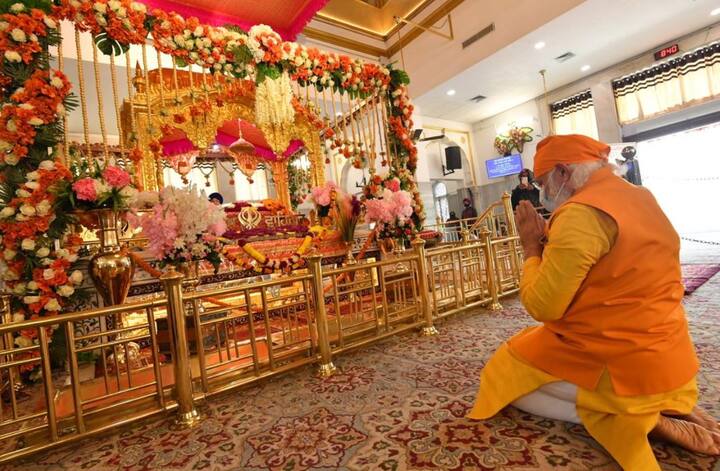 વડાપ્રધાન નરેન્દ્ર મોદી આજે સવારે દિલ્હીના ગુરુદ્વારા રકાબગંજ  પહોંચ્યા હતા. જ્યાં તેમણે  ગુરુ તેગબહાદુરને શ્રદ્ધાંજલિ આપી હતી. તેમની આ મુલાકાતનો અચાનક નિર્ણય લેવામાં આવ્યો હતો. વડાપ્રધાન મોદીએ ગુરુદ્વારા રકાબગંજ ખાતે માથું ટેકાવીને તેમણે ગુરુ તેગબહાદુરને શ્રદ્ધાંજલિ આપી હતી.