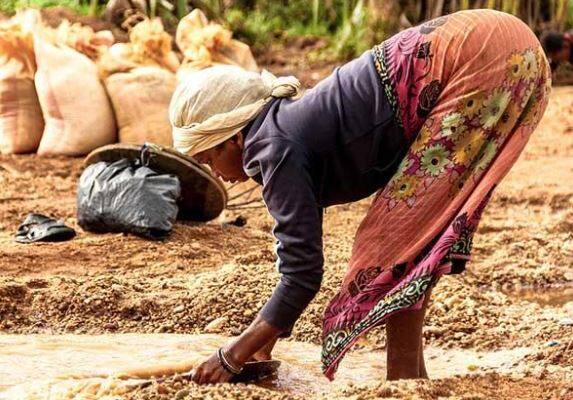 સ્થાનિકોના કહેવા મુજબ સોનાના કણ ક્યાંથી આવે છે તે આજે પણ રહસ્ય છે. અનેક વખત સરકારે સોનાના કણ શોધવાની કોશિશ કરી પરંતુ સ્પષ્ટ કારણે સામે આવી શક્યું નથી. ગામના વૃદ્ધોના જણાવ્યા મુજબ, આસપાસના વિસ્તૈરમાં સોનાની અનેક ખાણ હોવાની શક્યતા છે. નદી તેમાંથી પસાર થતી હોવાથી સોનાના કણ તેમાં તણાઇને આવતા હોવાની સંભાવના છે.