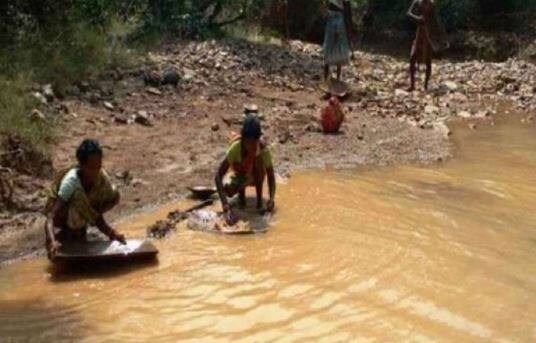 પોતાના ઉદગમ સ્થાનથી નીકળીને આશરે 474 કિલોમીટર બાદ આ નદી સીધી બંગાળની ખાડીમાં મળી જાય છે. આ દરમિયાન તેમાં અનેક નાની મોટી નદીઓ સ્વર્ણરેખામાં આવીને ભળે છે.