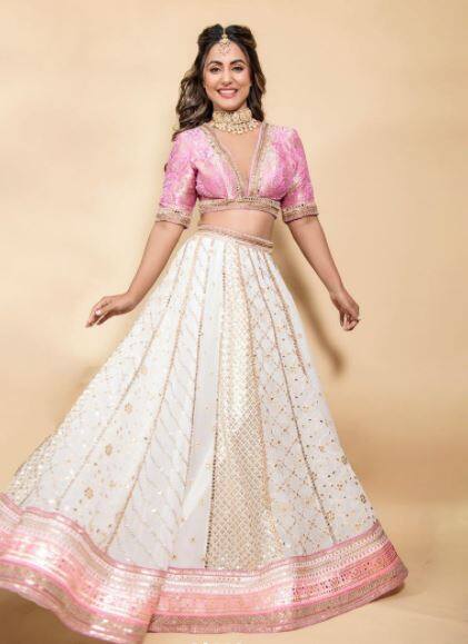  ઉલ્લેખનીય છે કે, હિના ખાને પોતાનું ટીવી કેરિયર યે રિશ્તા ક્યા કહલાતા હૈ થી કર્યું હતું. જ્યારે બોલિવૂડ ફિલ્મ હેક્ડ માં પણ કામ કર્યું છે.(તસવીર- ઈન્સ્ટાગ્રામ-realhinakhan)