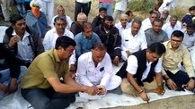 અમરેલી: નેતા વિપક્ષ પરેશ ધાનાણીની હાજરીમાં રોડના ખાતમુહૂર્ત સમયે ઉડ્યા સોશિયલ ડિસ્ટન્સિંગના ધજાગરા