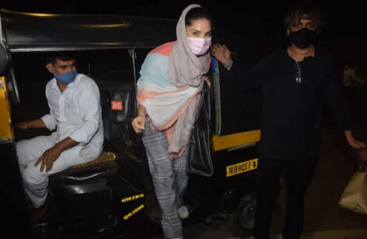 સની લિયોની અહીં ઓટો રિક્ષામાં પહોંચી હતી. આ તસવીરોમાં તે ઓટોમાંથી બહાર નિકળતા સ્પોટ થઈ હતી. 