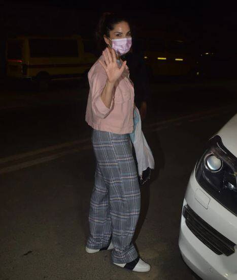 સની હાલમાં જ ટ્રાન્સપરન્ટ માસ્ક પહેરવાના કારણે સોશિયલ મીડિયામાં ટ્રોલ થઈ હતી. તે એક શૂટના સેટ પર સ્પોટ થઈ હતી.