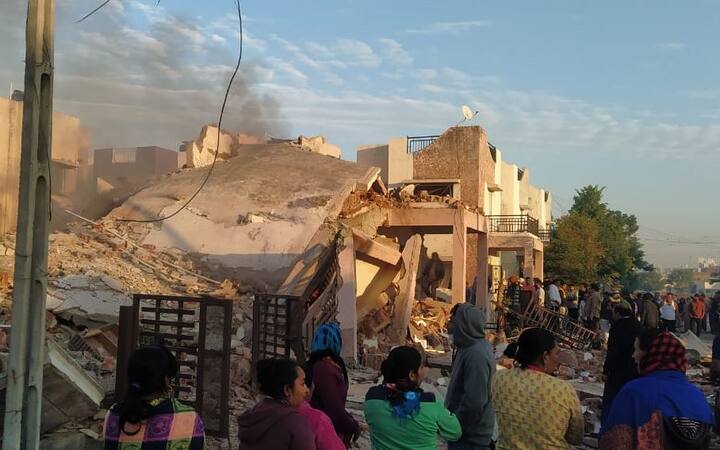 સ્થાનિકોના દાવા મુજબ, ધડાકાના કારણે આસપાસના વિસ્તારના મકાનના બારીના કાચ પણ તૂટ્યા હતા. અચાનક મકાન ધરાશાયી થથાં બે લોકો દટાઇ ગયા હતા. જેમાથી એક વ્યક્તિને બહાર કાઢી સારવાર માટે સિવિલ હોસ્પિટલમાં ખસેડવામાં આવ્યો છે.