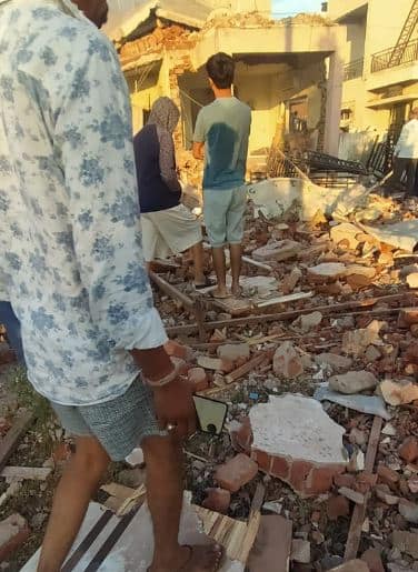 કાટમાળમાં દટાયેલા એક વ્યકિતની શોધખોળ હાલ ચાલુ છે. ધડાકાના કારણે લોકો ઘરની બહાર દોડી આવ્યા હતા. જે મકાન ધરાશાયી થયા તેની આસપાસના વિસ્તારમાં ભયનો માહોલ છવાઇ ગયો હતો.