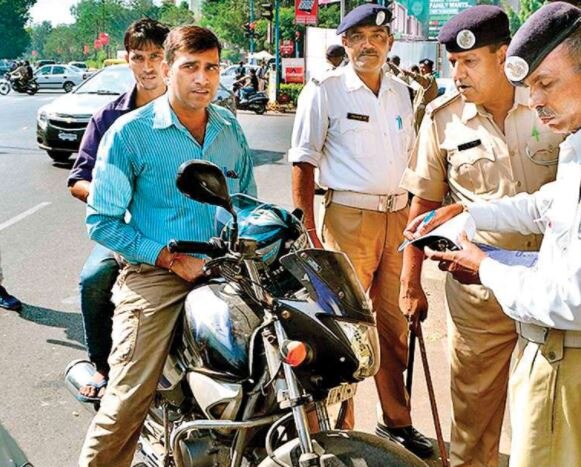Know if your driving license validity ends and if you not updated have ready to pay fine ગુજરાત સરકારે ડ્રાઈવિંગ લાયસંસ રીન્યુ મુદ્દે લીધો બહુ મોટો નિર્ણય, જાણો કેમ થઈ શકે છે 1000 રૂપિયાનો દંડ  ?