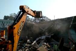 સુરતઃ લોકોના આક્રોશ વચ્ચે 104 મકાનો પર ફરી વળ્યું કોર્પોરેશનનું બુલડોઝર, જુઓ તસવીરો