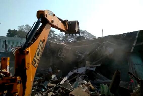 સુરતઃ લોકોના આક્રોશ વચ્ચે 104 મકાનો પર ફરી વળ્યું કોર્પોરેશનનું બુલડોઝર, જુઓ તસવીરો