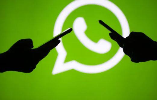 મેસેન્જિંગ એપ WhatsApp એ આ વર્ષે ઘણા ફીચર્સ લોન્ચ કર્યો ત્યારબાદ આ એપને વપરાશ કરવાનો અંદાજ બદલાઈ ગયો છે. જેના કારણે યૂઝર્સને ઘણી સુવિધા મળવા લાગી છે. જ્યારે WhatsApp માં પહેલાથી જ કેટલાક એવા ફિચર્સ છે જેના વિશે કદાચ ઘણા લોકો નહી જાણતા હોય. આજે અમે એમાંથી જ એક ફીચર્સ વિશે વાત કરીશું. હંમેશા આપણે અન્ય લોકોથી છુપાવવા માટે ચેટ ડિલિટ કરીએ છીએ. પરંતુ આ એપમાં એક એવું ફિચર્સ છે જેમાં ચેટને ડિલિટ કર્યા વગર સાચવી શકો છો. આ ફિચર્સનું નામ છે Archive chat.આવો જાણીએ કઈ રીતે યૂઝ કરી શકાય છે.