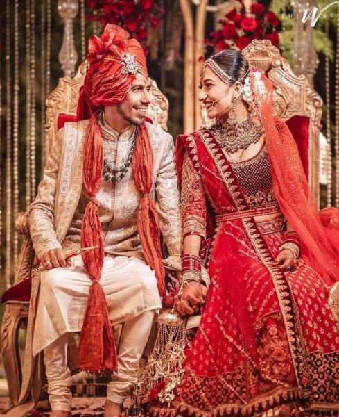 ભારતીય ક્રિકેટર યુજવેંદ્ર ચહલે મંગેતેર ધનશ્રી વર્મા સાથે લગ્ન કર્યા છે. તેણે સોશિયલ મીડિયા પર લગ્નની તસવીરો શેર કરી છે. સોશિયલ મીડિયા પર બંનેની તસવીરો ખૂબ વાયરલ થઈ રહી છે. ચહલ અને ધનશ્રીએ આ વર્ષે ઓગસ્ટમાં સગાઈ કરી હતી.