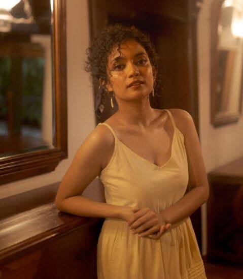 કોઈ આ પ્રકારની હરકત કરી શકે તે હું માની શકતી નહોતી, જે બાદ તેઓ ચાલ્યા ગયા. પરંતુ પીછો કરીને કાઉન્ટર સુધી આવી પહોંચ્યા અનેમને મારી ફિલ્મ તથા કામને લઇ પૂછવા લાગ્યા. આ બધુ જોઈ મારી માતા પણ ત્યાં આવી પહોંચી. જેને જોઈ બંને ત્યાંથી ફરાર થઈ ગયા. (તસવીર સૌજન્યઃ ઈન્સ્ટાગ્રામ)