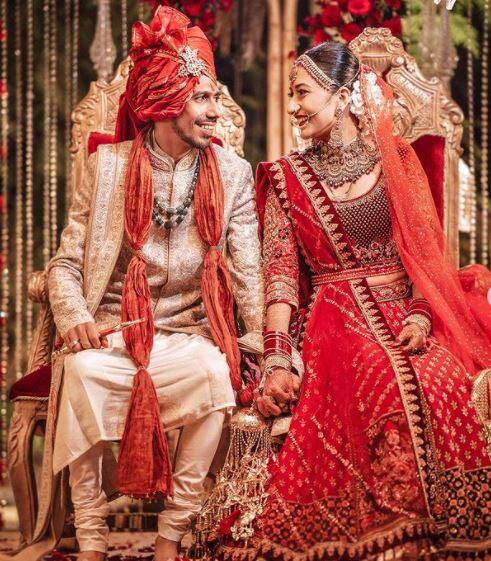   ટીમ ઈન્ડિયા સ્ટાર બોલર યુજવેંદ્ર ચહલે કોરિયોગ્રાફર ધનશ્રી વર્મા સાથે મંગળવારે ગુરુગ્રામમાં લગ્ન કરી લીધા છે. ચહલ અને ધનશ્રીએ આ વર્ષે ઓગસ્ટમાં સગાઈ કરી હતી.  ચહલે સોશિયલ મીડિયા પર લગ્નની તસવીરો શેર કરી હતી. બંનેની તસવીરો ખૂબ વાયરલ થઈ હતી. ત્યારે લગ્નના એક દિવસ બાદ ધનશ્રીએ ચહલ સાથે ફોટોશૂટની કેટલીક ખાસ તસવીર શેર કરી છે. (તસવીર ઈસ્ટાગ્રામ- dhanashree9)