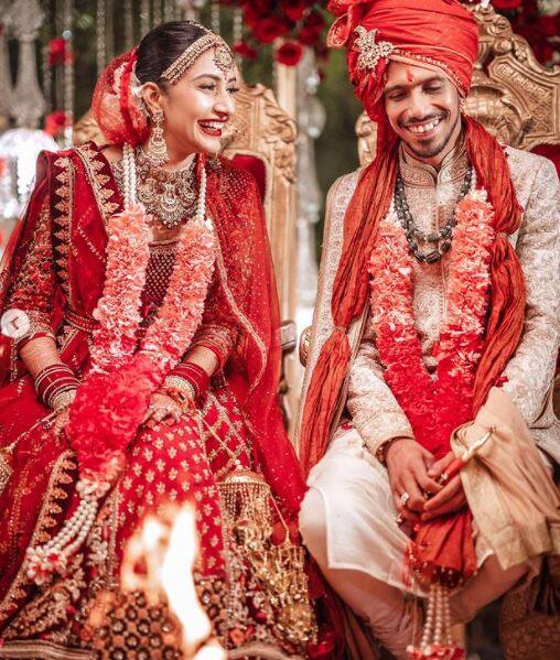  ઉલ્લેખનીય છે કે, ચહલે 8મી ઓગસ્ટે ધનાશ્રી સાથે સગાઈ કરી હોવાનો ફોટો સોશિયલ મીડિયા પર શેર કર્યો હતો. ફોટો શેર કરીને તેણે લખ્યું, અમે અમારા પરિવારો સાથે હા કહીં. જે બાદ સોશિયલ મીડિયા ટ્વિટર પર ચહલ ટ્રેન્ડ થયો હતો અને લોકોએ અવનવા મીમ્સ બનાવીને શેર કર્યા હતા.(તસવીર ઈસ્ટાગ્રામ- dhanashree9)
