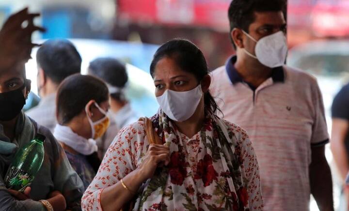 પ્રોફેસર કૃષ્ણા કોટાએ કહ્યું, ફેસ માસ્ક પહેરવાથી સંતોષજનક સુરક્ષા મળશે પરંતુ પૂરી રીતે નહીં. તેથી જ્યાં સુધી શક્ય હોય ત્યાં સુધી બિલકુલ સામ-સામે વાતચીતથી બચવું જોઈએ. (તસવીરોનો ઉપયોગ પ્રસ્તુતિકરણ માટે કરવામાં આવ્યો છે)