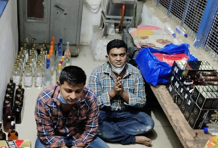 Police caught duplicate foreign brand liquors in Ahmedabad , two arrested  અમદાવાદના પોશ વિસ્તારમાં જૈન બંધુઓ ધમધમાવતા હતા વિદેશી દારૂની ફેક્ટરી, જાણો કઈ રીતે ઝડપાઈ ગયા ?