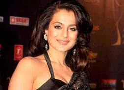 ફ્લાઈટમાં જતા પહેલા સ્ટાફે Ameesha Patel ને આપ્યું Surprise, જુઓ વીડિયો