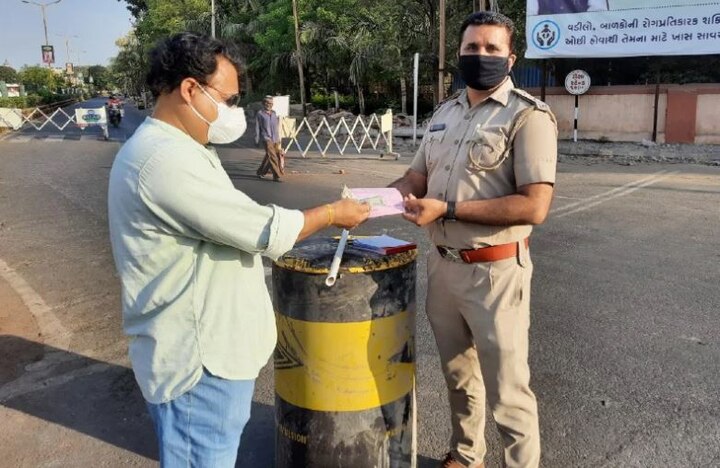 Rajkot Police fined Rs 16 crore for not wearing masks and spitting in public રાજકોટમાં માસ્ક નહીં પહેરનાર અને જાહેરમાં થૂંકનારા લોકોને પકડી પોલીસે આટલા કરોડ રૂપીયા વસૂલ કર્યા ? જાણો