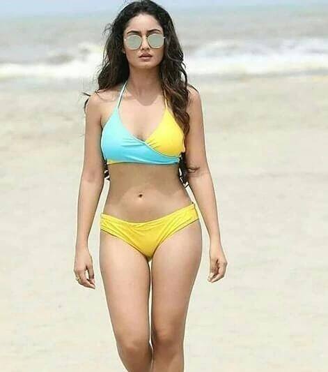 ત્રિધા પોતાના હોટ બિકિની તસ્વીરોને લઈ સોશિયલ મીડિયા પર છવાયેલી છે. તેણે તાજેતરમાં જ ઈસ્ટાગ્રામ પર તસવીરો શેર કરી હતી. જેમાં તે ખૂબજ બોલ્ડ અને ગ્લેમરસ લુકમાં નજર આવી રહી હતી.  (Pic credit: Instagram)