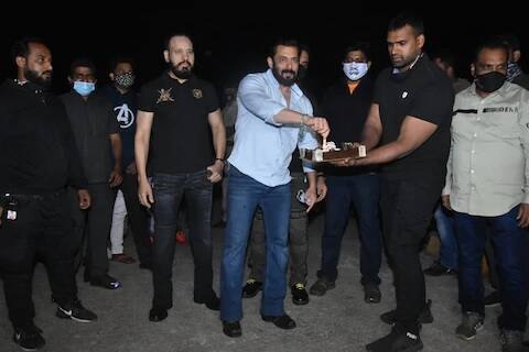 Happy Birthday Salman Khan: સલમાન ખાને પનવેલના ફાર્મહાઉસમાં સેલિબ્રેટ કર્યો પોતાનો 55મો બર્થડે, જુઓ તસવીરો Happy Birthday Salman Khan: સલમાન ખાને પનવેલના ફાર્મહાઉસમાં સેલિબ્રેટ કર્યો પોતાનો 55મો બર્થડે, જુઓ તસવીરો