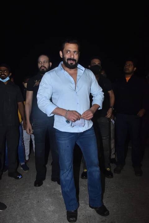 તેણે પોતાના ઘરની બહાર નોટિસ પણ લગાવી છે કે, 27 ડિસેમ્બરે ગેલેક્સી અપાર્ટમેન્ટની બહાર ભેગા થશો નહીં. હું હાલમાં ગેલેક્સીમાં નથી. તે સિવાય કોરોના વાયરસના પગલે સોશિયલ ડિસ્ટન્સ જાળવી રાખવાની અપીલ કરી છે.