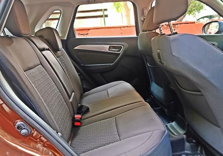 ફિચર્સની વાત કરીએ તો ટોયોટાની આ એસયુવીમાં એપલ કારપ્લે અને એન્ડ્રોઇડ ઓટોની સાથે ટચસ્ક્રીન ઇન્ફોટેનમેન્ટ સિસ્ટમ, ઓટોમેટિક એસી અને એલઇડી ડીઆરએલની સાથે પ્રૉજેક્ટર હેડલેમ્પ જેવા ફિચર મળશે. ટોયોટા પોતાની આ એસયુવી ટૉપ એન્ડ વેરિએન્ટમાં જ આપશે.